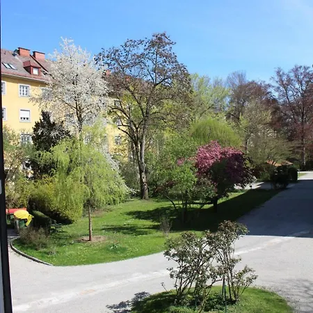 Gemuetliche In Geidorf Mit Garten- Grazer Dom-naehe By Interhome 格拉茨